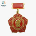 Kostenlose Design Blume 3D Gold Rot Emaille Benutzerdefinierte Sicherheitsnadel Medaille